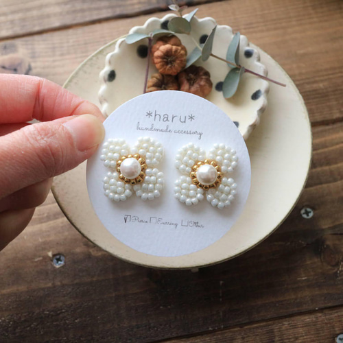 再販】お花❁のビーズ刺繍 ピアス／イヤリング（ホワイト