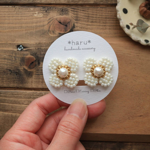 再販】お花❁のビーズ刺繍 ピアス／イヤリング（ホワイト） ピアス