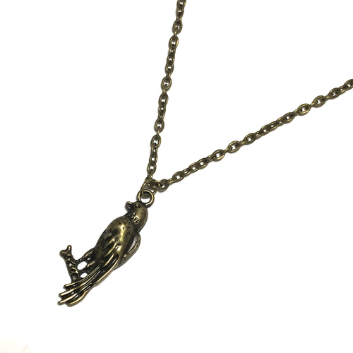 714.鳥葬、骨にとまったカラスのネックレス、金古美アンティーク