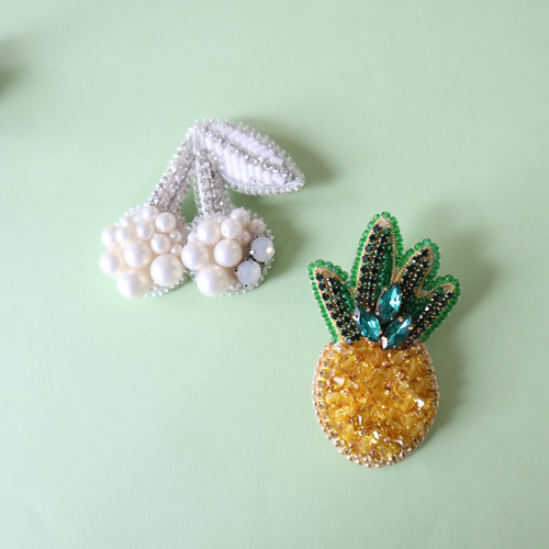 こり パイナップル レモンビーズ刺繍 ブローチ ハンドメイドアクセサリ Branshes - パイナップル ビーズ刺繍 ハンドメイド ブローチの