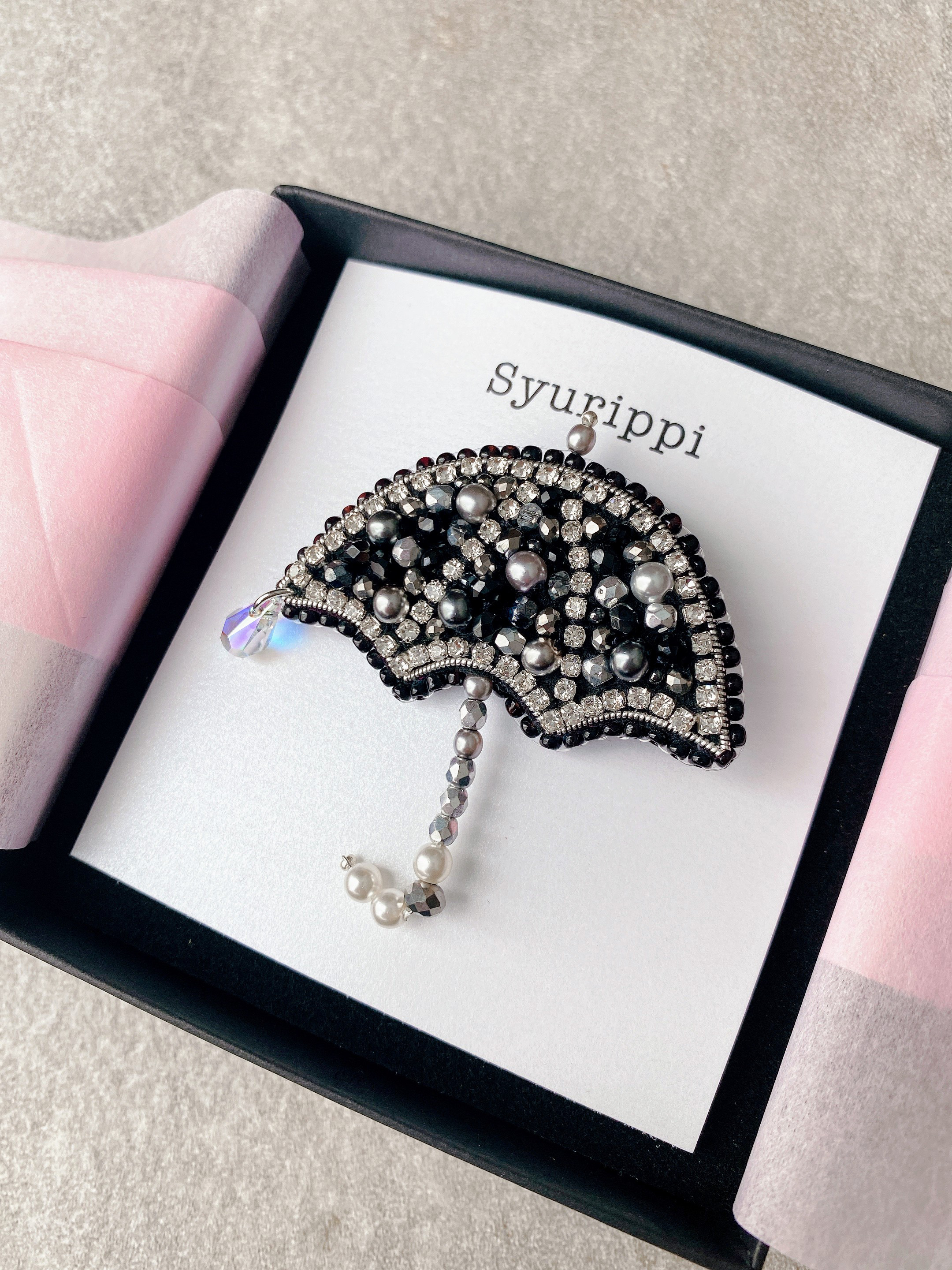 揺れる雫が可愛い☆傘のビーズ刺繍ブローチ