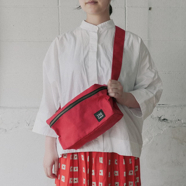 ［食パン一斤が入る大きさ］マチの広いシンプルなボディバッグ shokupan（2色展開）