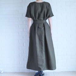 100％亞麻V領長連衣裙卡其色秋季長連衣裙相同色帶的亞麻連衣裙 第3張的照片