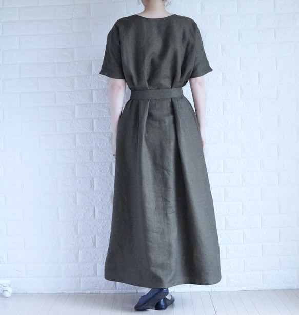 100％亞麻V領長連衣裙卡其色秋季長連衣裙相同色帶的亞麻連衣裙 第3張的照片