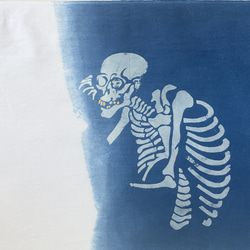 送料無料 " MEMENTO MORI " 型摺り染 藍染手ぬぐい　メメントモリ　骸骨 2枚目の画像