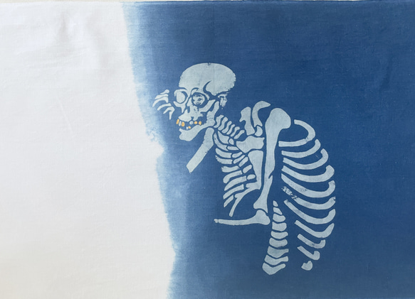 送料無料 " MEMENTO MORI " 型摺り染 藍染手ぬぐい　メメントモリ　骸骨 2枚目の画像