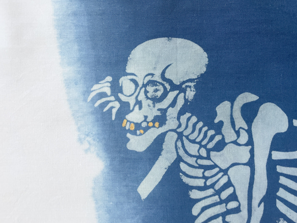 送料無料 " MEMENTO MORI " 型摺り染 藍染手ぬぐい　メメントモリ　骸骨 3枚目の画像