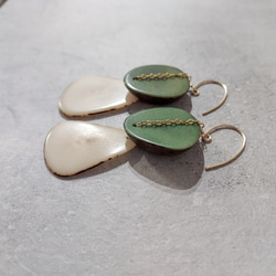 送料無料14kgf Khaki x Beige Tagua Nuts pierced earrings タグア 3枚目の画像