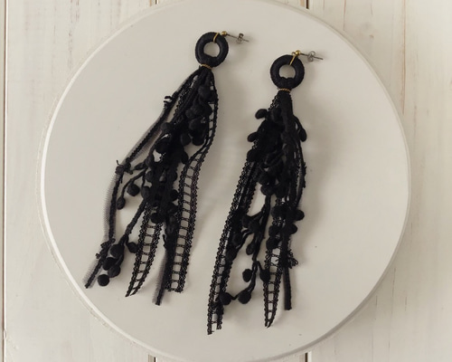 完売品⭐︎TOGA PULLA タッセルピアス ブラック 完売品⭐︎TOGA PULLA タッセルピアス ブラック