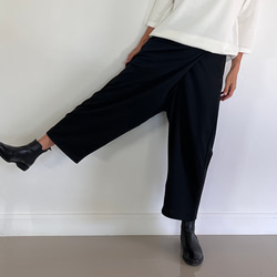 【人気追加販売】ラクして品よく。巻きスカート風ペグトップパンツ ポンチ素材 ブラック色　ウエストファスナー 15枚目の画像