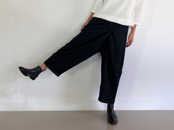 【人気追加販売】ラクして品よく。巻きスカート風ペグトップパンツ ポンチ素材 ブラック色　ウエストファスナー 15枚目の画像