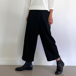 【人気追加販売】ラクして品よく。巻きスカート風ペグトップパンツ ポンチ素材 ブラック色　ウエストファスナー 14枚目の画像