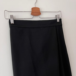 【人気追加販売】ラクして品よく。巻きスカート風ペグトップパンツ ポンチ素材 ブラック色　ウエストファスナー 18枚目の画像