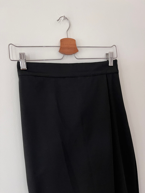 【人気追加販売】ラクして品よく。巻きスカート風ペグトップパンツ ポンチ素材 ブラック色　ウエストファスナー 18枚目の画像