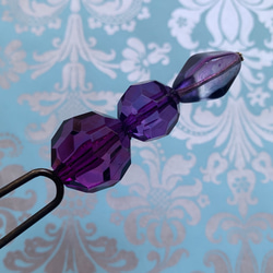紫色のデッドストック・プラスティックビーズの妖艶な玉かんざし 「パープル・イブニング」 1枚目の画像