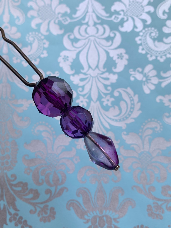紫色のデッドストック・プラスティックビーズの妖艶な玉かんざし 「パープル・イブニング」 2枚目の画像