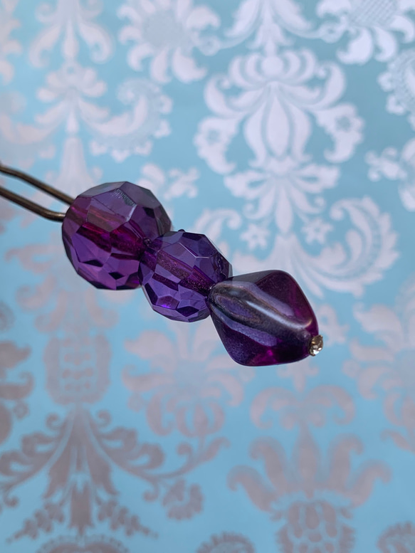 紫色のデッドストック・プラスティックビーズの妖艶な玉かんざし 「パープル・イブニング」 3枚目の画像