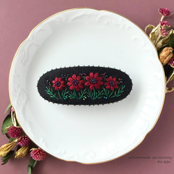 チョコレートコスモスの刺繍バレッタ No.305/ワインレッド/秋の花 1枚目の画像