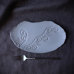 Junclay レリーフ皿Ｍ：ツタ✕ホワイト　中皿 小皿 デザート皿 陶器 陶磁器 2枚目の画像