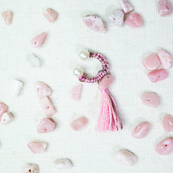手編みイヤーカフ ツイスト桜色 ピンクオパール 1枚目の画像