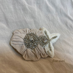 ベージュピンクのお花のブローチ　アンティークレース 2枚目の画像