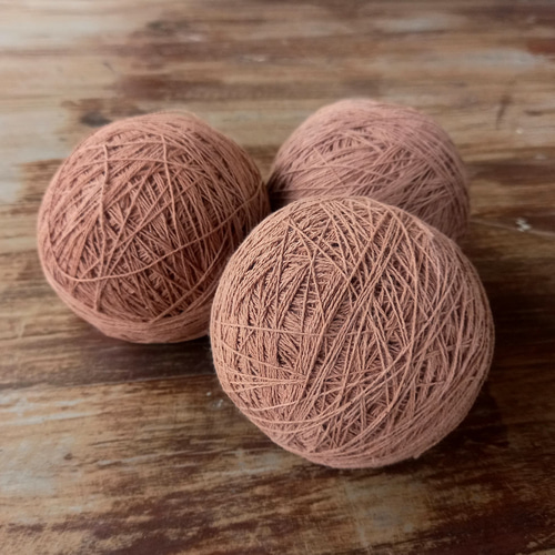 1個約676m/タイの草木染め糸玉 約0.7mm 110g/綿糸/刺繍・刺し子