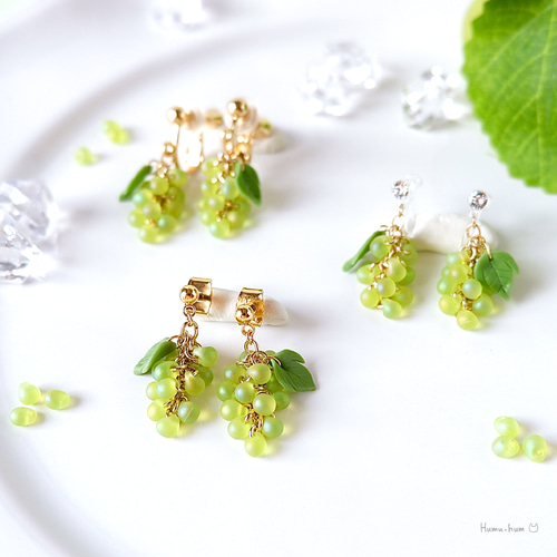 ゆれるマスカットのミニピアス・受注制作《グリーン 葡萄 白葡萄