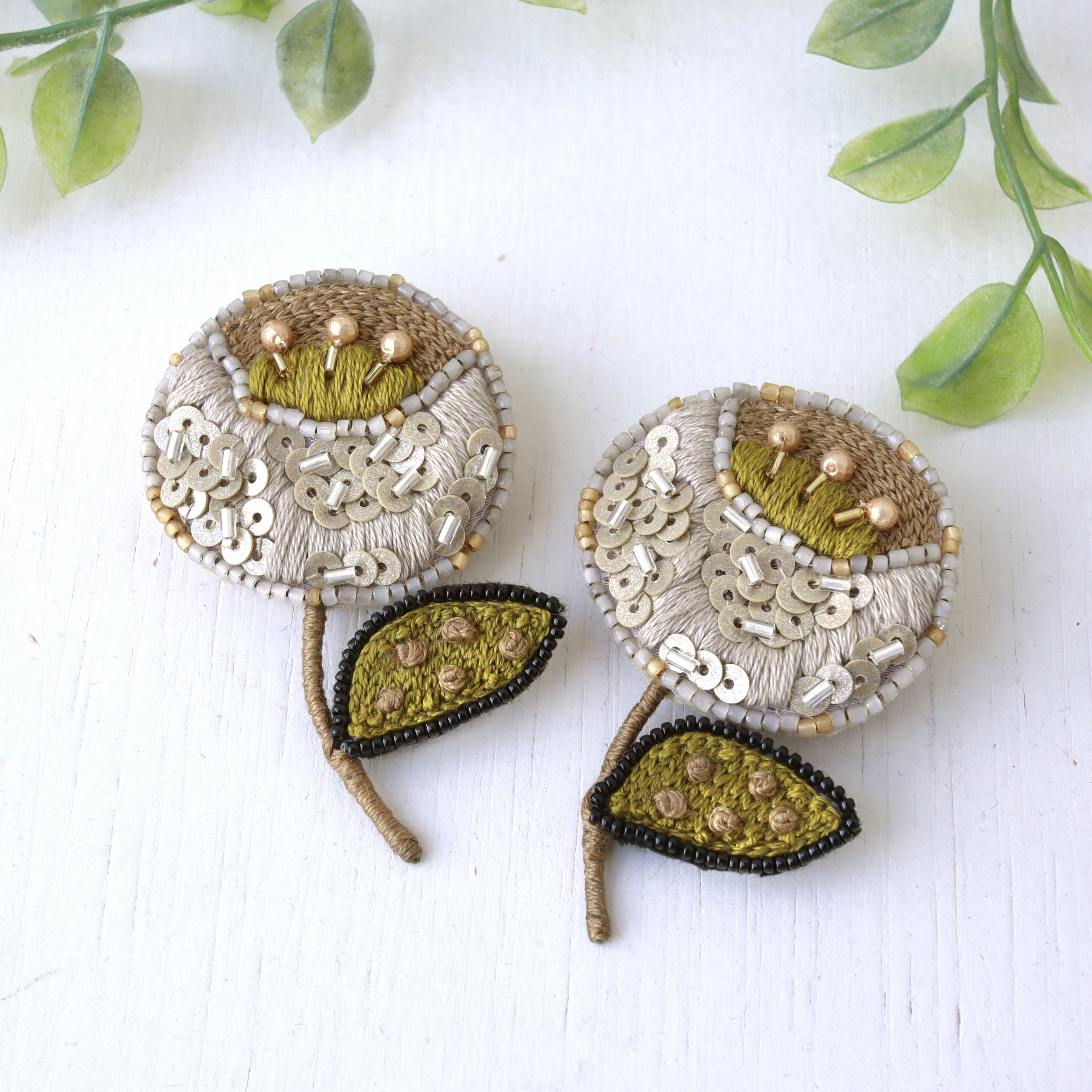 大人可愛いシックな配色、オートクチュール刺繍のお花ブローチ、ララ。