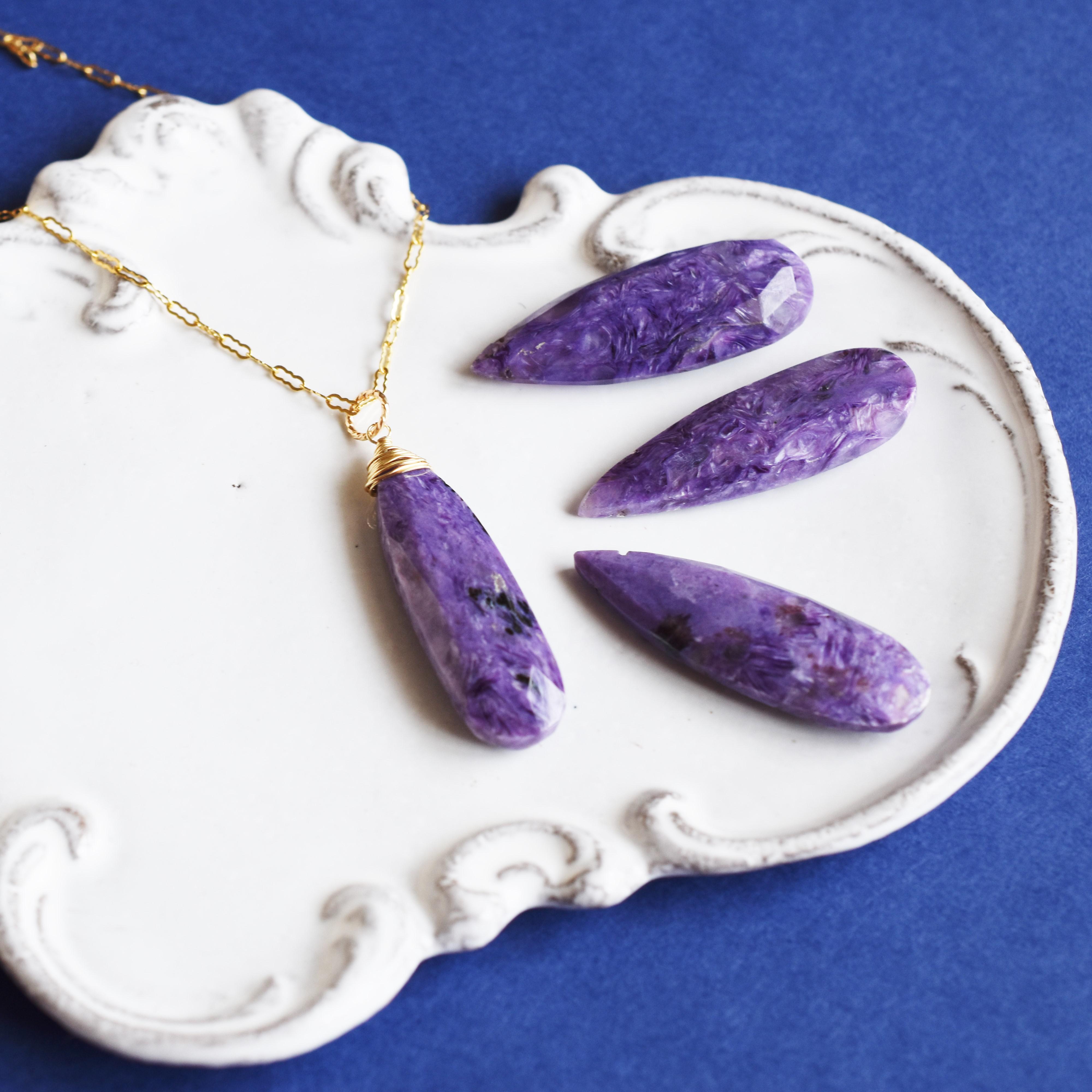 【残り15】世界三大ヒーリングストーン！　ロシア産チャロアイト　大粒ペアシェイプ　サージカルステンレスネックレス50cm