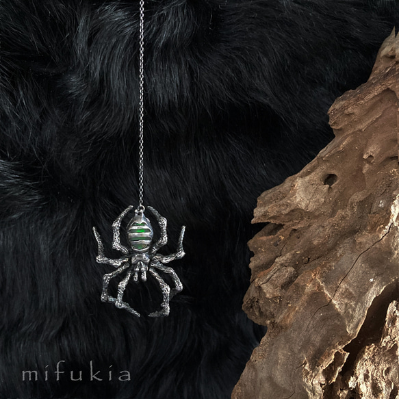 【蜘蛛の糸】オパールが煌めく 蜘蛛のネックレス 1枚目の画像
