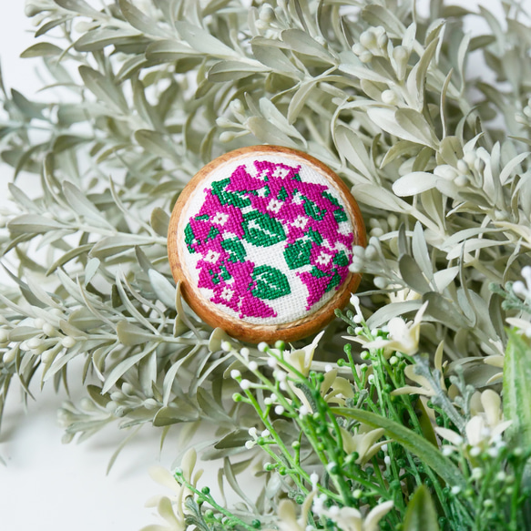 ブーゲンビリア 刺繍くるみボタンブローチ/ヘアゴム plantsplanet 南国の花 1枚目の画像