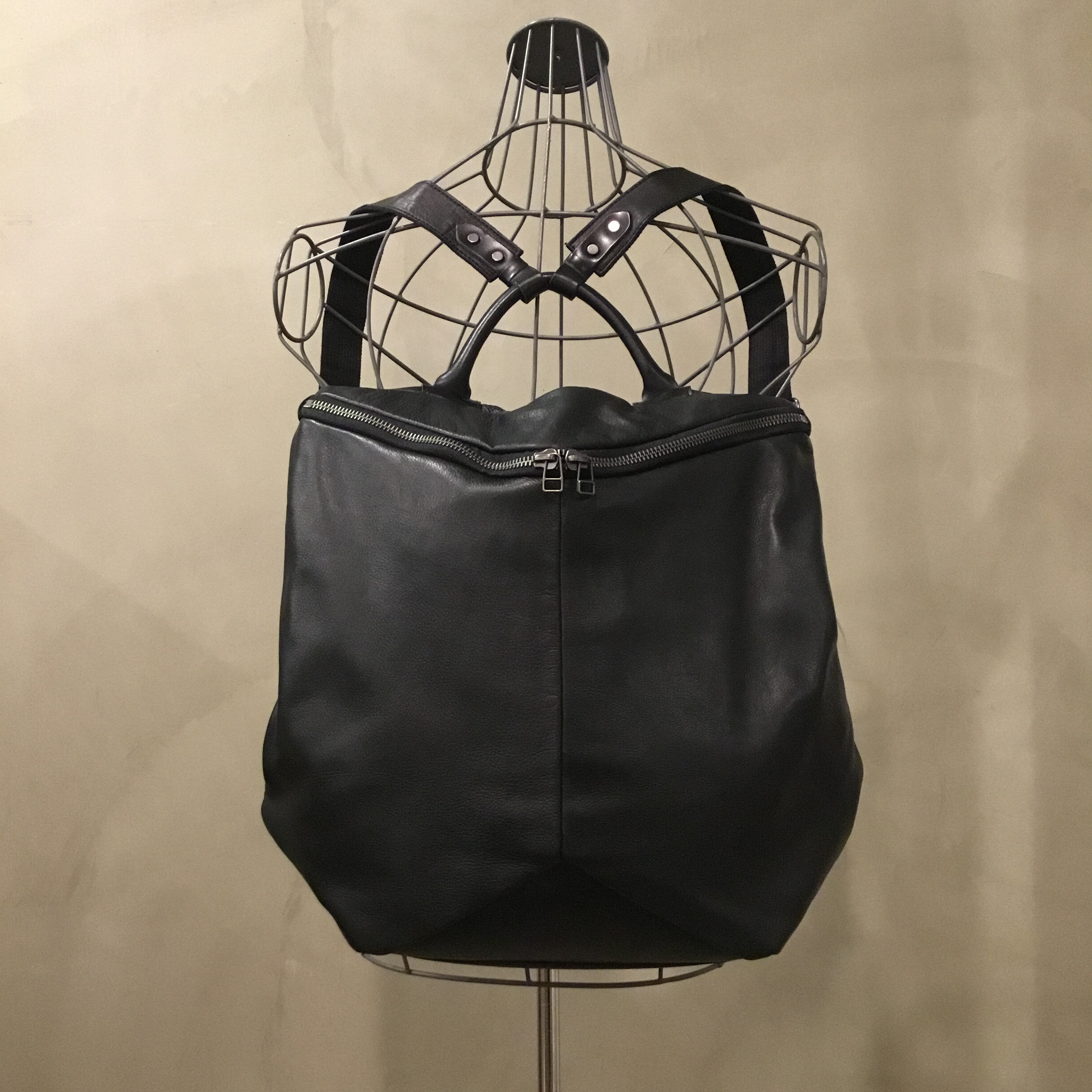 牛革リュックのＬサイズ「ブラックのみ」／レスデザイン-Less(レス)／神戸革鞄