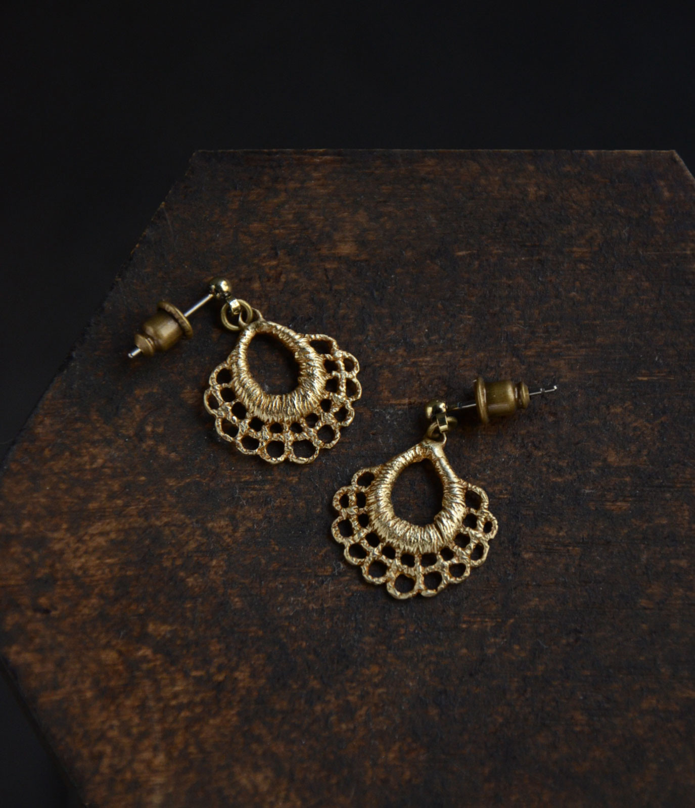 イヤリング変更・アレルギー対応可｜レースモチーフ 真鍮 アンティーク調 透かし模様｜Doily