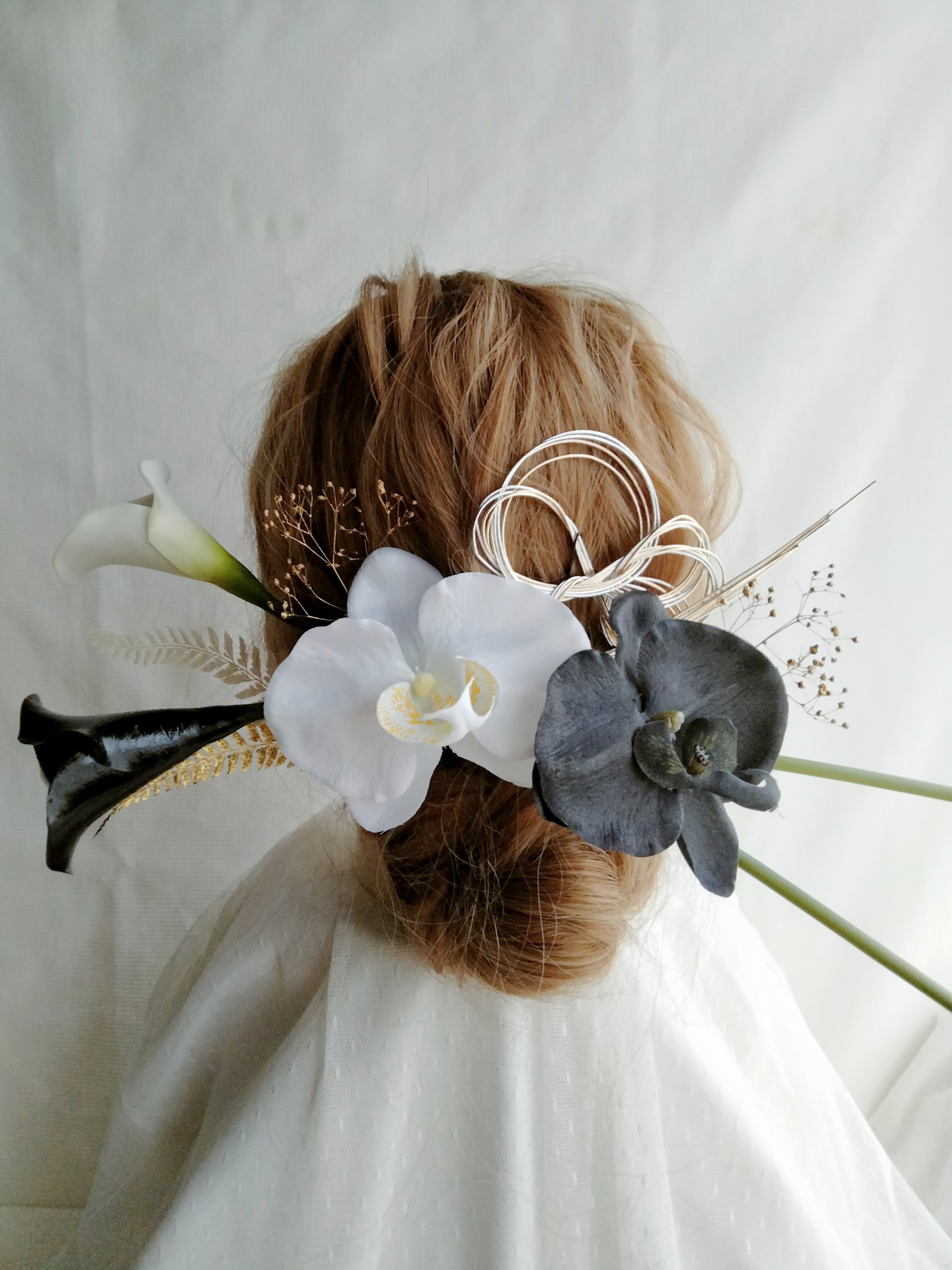 カラーの花×胡蝶蘭×水引きの和装髪飾り　ゴールドのカラーの花の髪飾り　金の胡蝶蘭　結婚式ヘアアレンジ　白無垢髪飾り　成人