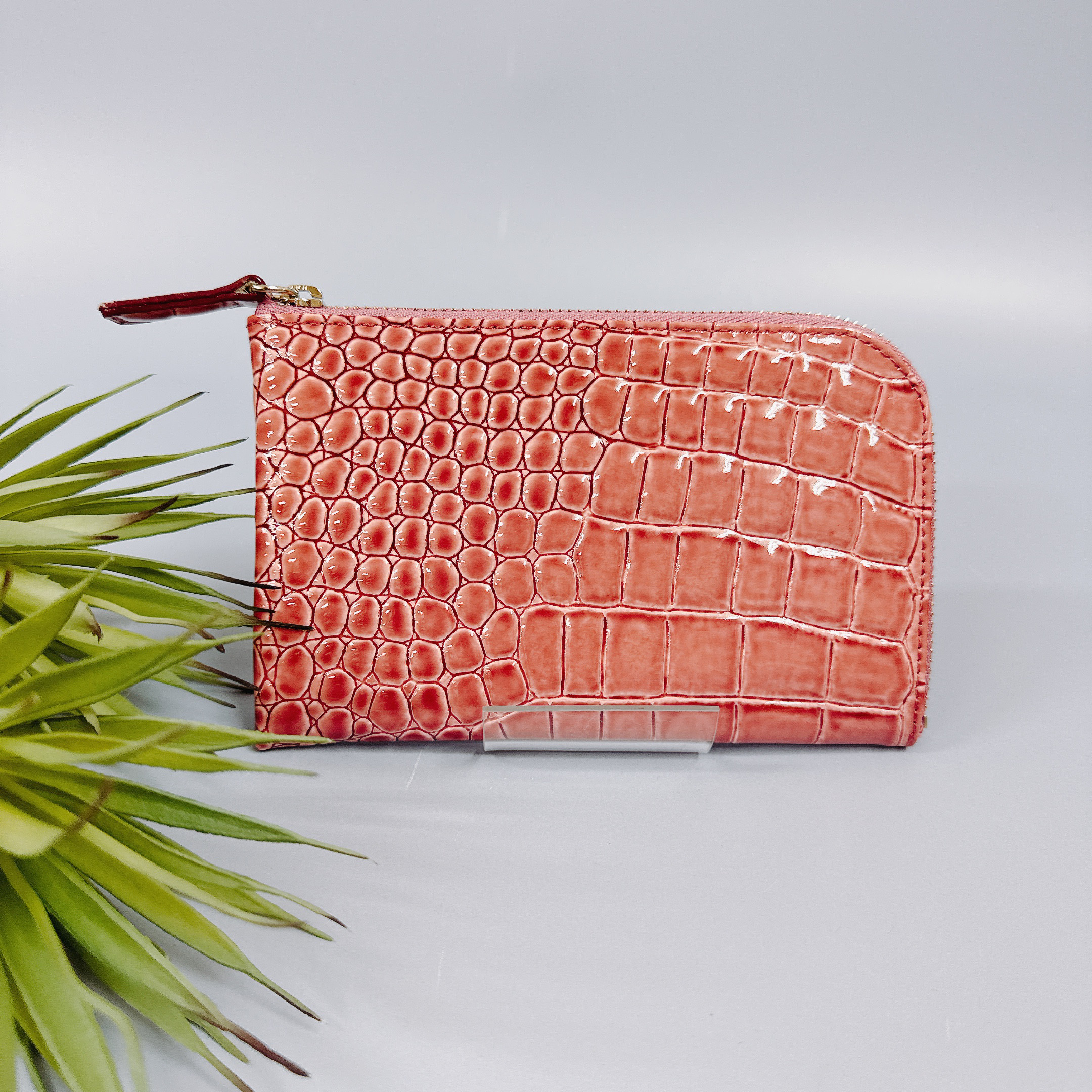 薄くて軽いコンパクトな財布 10枚カードポケット　エナメル クロコ 型押し コーラルピンク【Squeeze スクイーズ】