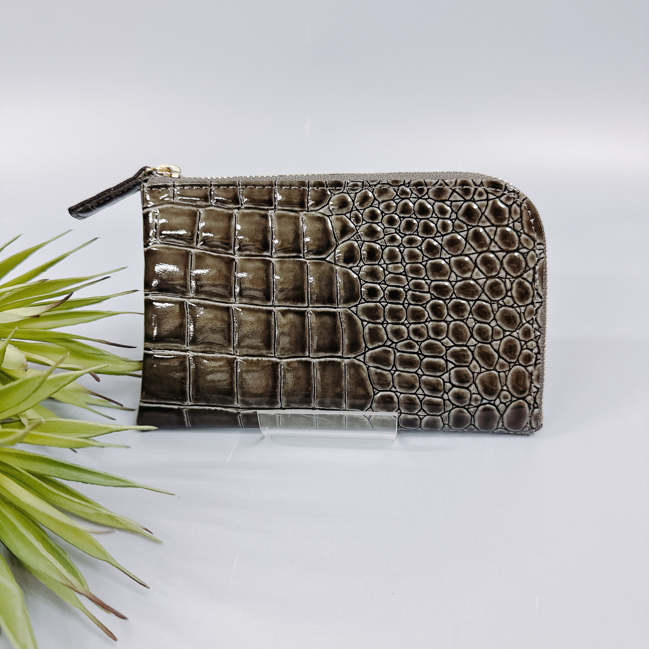 薄くて軽いコンパクトな財布 10枚カードポケット　エナメル クロコ 型押し グレー【Squeeze スクイーズ】