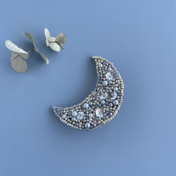 きれいめファッションに⭐︎ビーズ刺繍ブローチmoon＊シルバー 3枚目の画像