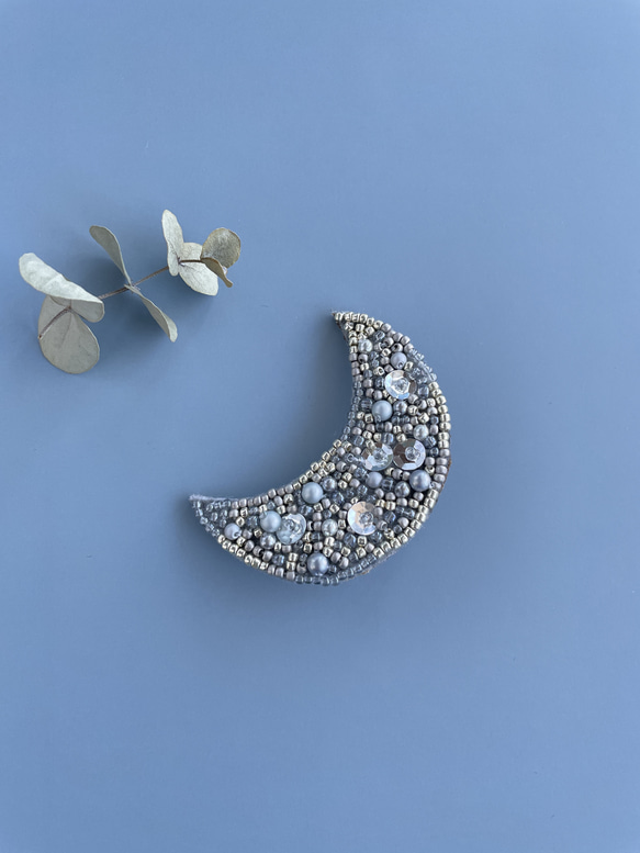 きれいめファッションに⭐︎ビーズ刺繍ブローチmoon＊シルバー 3枚目の画像