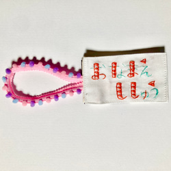 【受注制作】鱗模様の刺繍　ネームタグ　ピンク 3枚目の画像