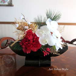 黒竹花器にピオニーと胡蝶蘭のお正月飾り 1枚目の画像