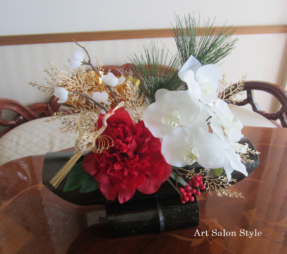 黒竹花器にピオニーと胡蝶蘭のお正月飾り 2枚目の画像