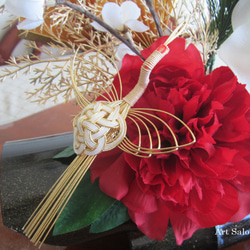 黒竹花器にピオニーと胡蝶蘭のお正月飾り 3枚目の画像