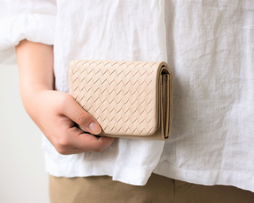 らららー　二つ折りミドルウォレット 糸ベージュ　刻印丸囲い b9382902e1f62b49ef034b17686a08