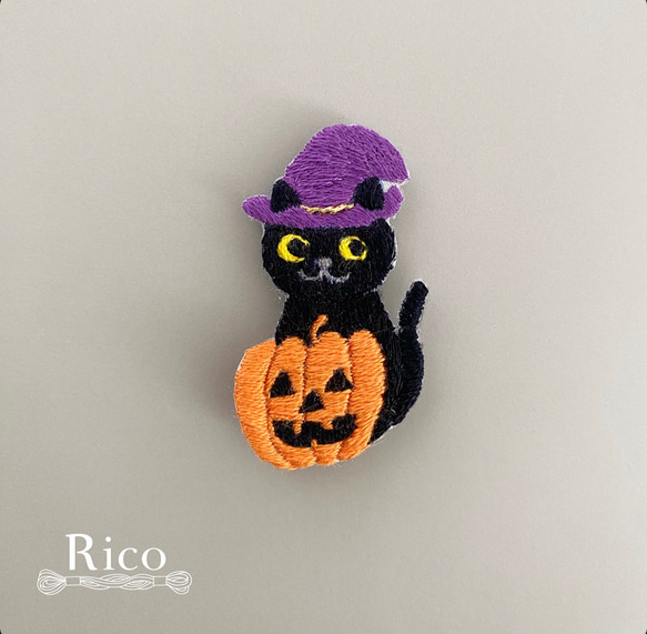 ハロウィン・黒猫と魔女の帽子のジャックオランタン手刺繍ブローチ