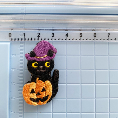 ハロウィン・黒猫と魔女の帽子のジャックオランタン手刺繍ブローチ