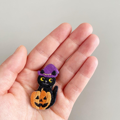 ハロウィン・黒猫と魔女の帽子のジャックオランタン手刺繍ブローチ