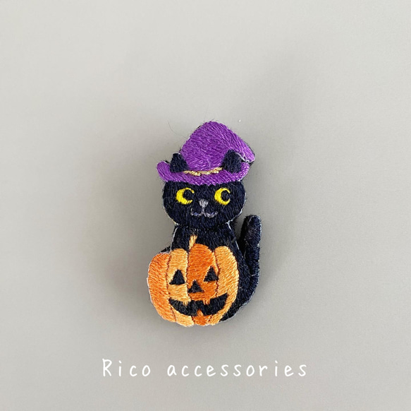 ハロウィン・黒猫と魔女の帽子のジャックオランタン手刺繍ブローチ 1枚目の画像