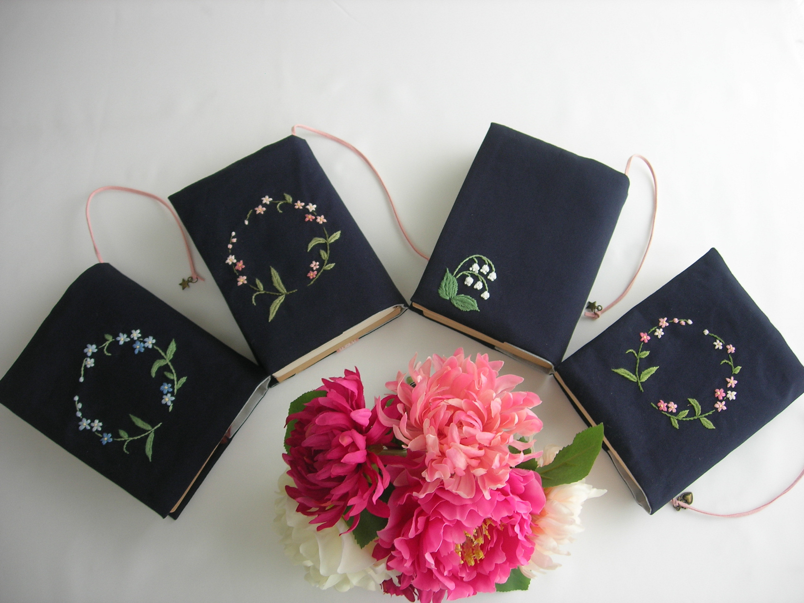 あいちゃん　手刺繍　聖書カバー　讃美歌カバー　こどもさんびかカバー あいちゃん様専用 手刺繍 聖書カバー 讃美歌カバー こどもさんび