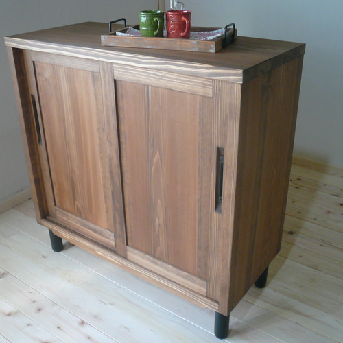 天然木のナチュラルなカウンターキャビネット【引き戸