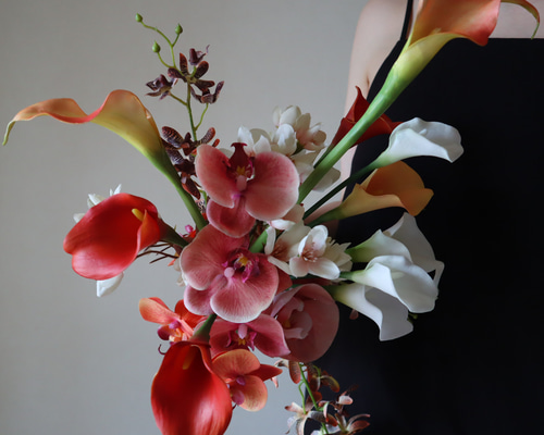 ピーチオレンジとくすみピンクの大人可愛いブーケ　ウェディングブーケ　前撮り 花嫁様の肌を美しく魅せるピーチオレンジのクラッチブーケ